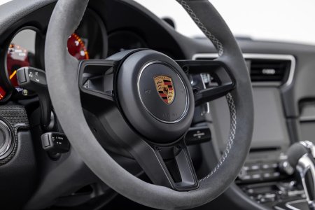 19_Porsche_InteriorSteeringWheel.jpeg