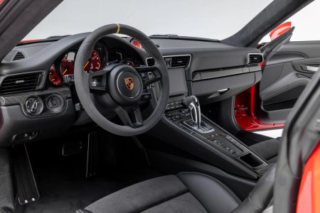 16_Porsche_InteriorDash.jpeg